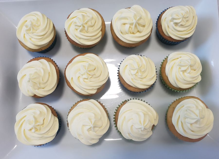 Cupcakes with vanilla frosting
