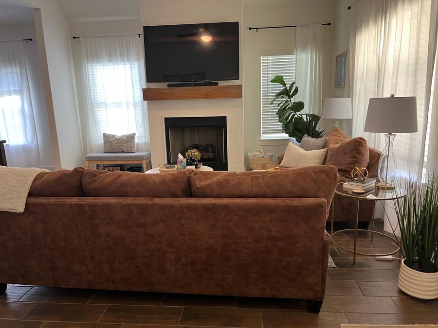 Living room with a leather sofa after a clean