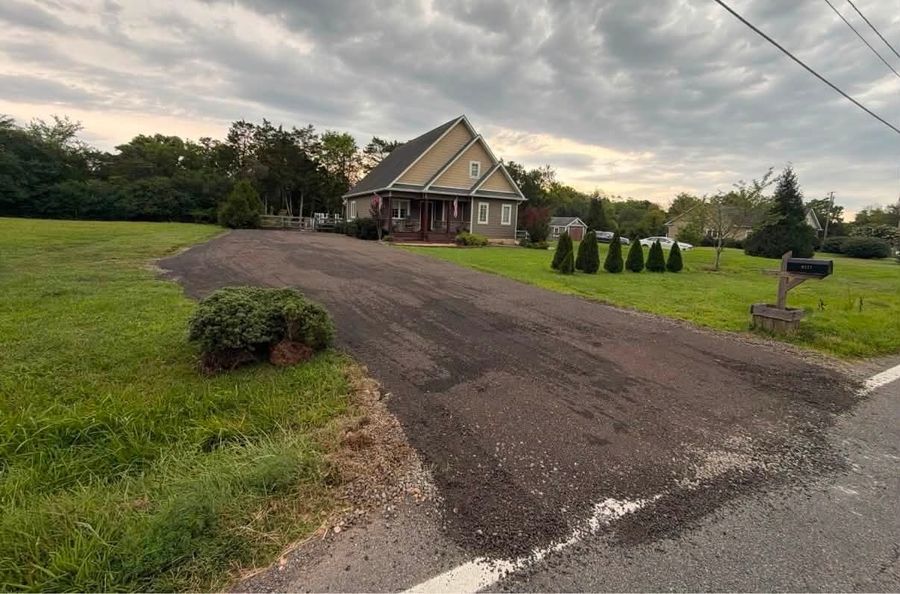 Wide millings driveway to a home