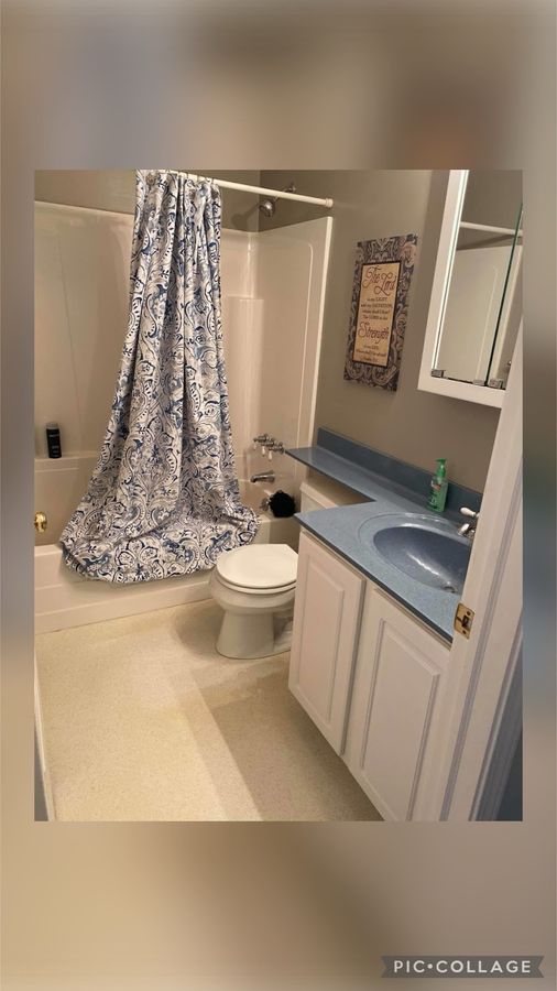 Clean bathroom with a shower curtain and tidy fixtures