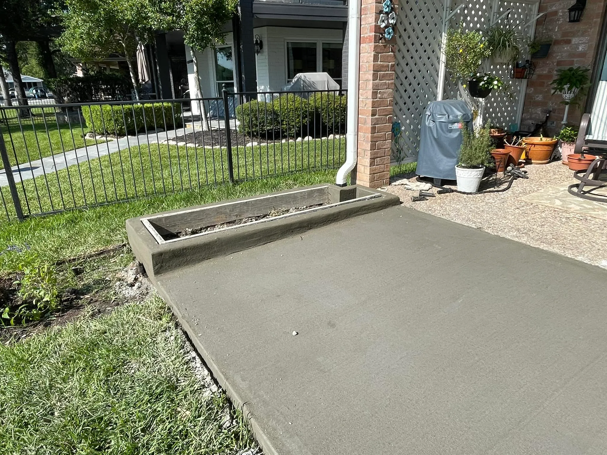 Concrete is the perfect material for a variety of construction and remodeling projects. It is strong, durable, and can be molded into any shape or size. Our concrete service can help you create a beautiful and lasting addition to your home. for Villa Concrete in The Woodlands, TX