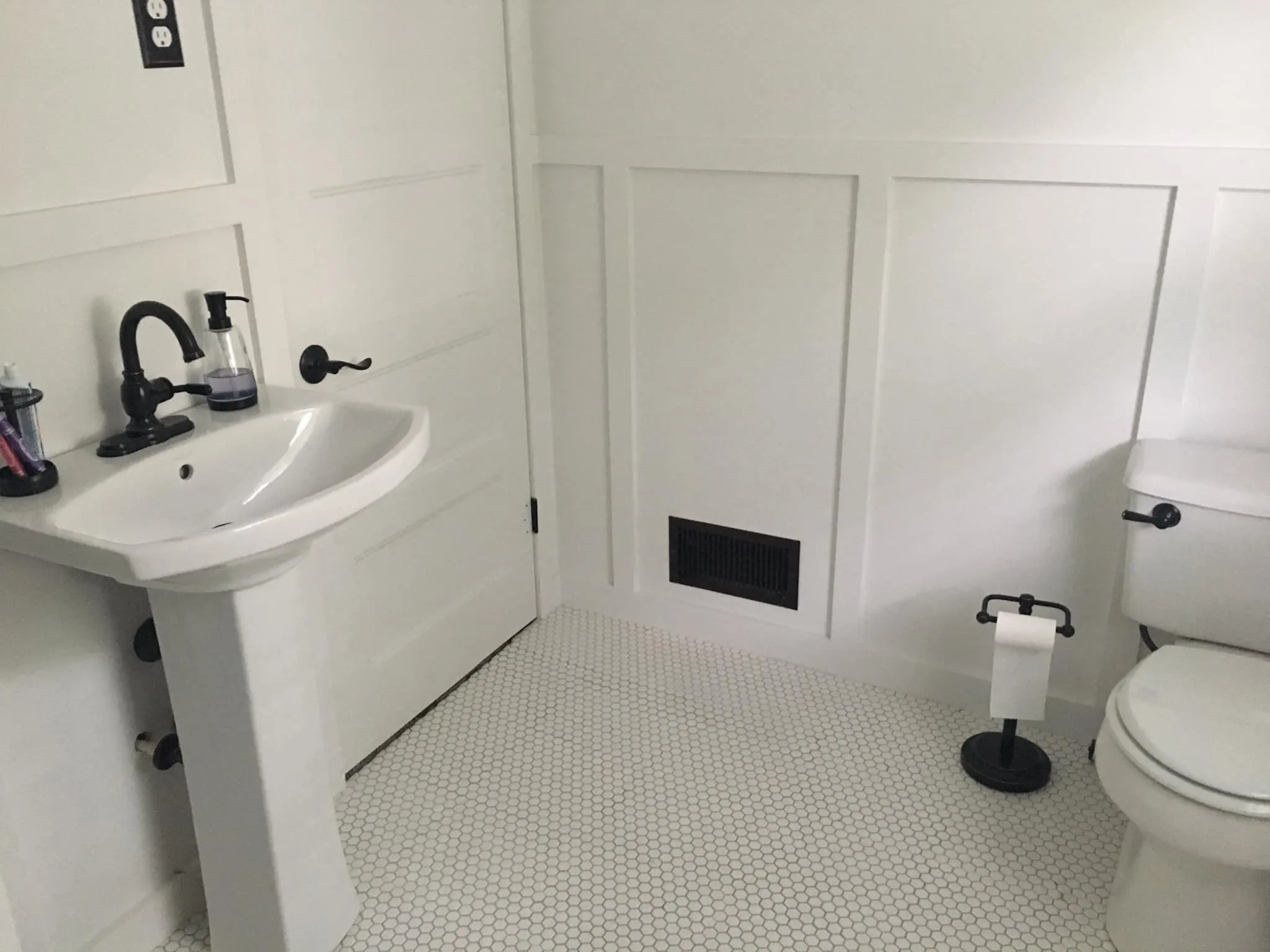 Our bathroom painting and fixing service can help you to get your bathroom looking fresh and new again. Let us help you to achieve the perfect bathroom for your home. for Mae Painting in Memphis, Tennessee