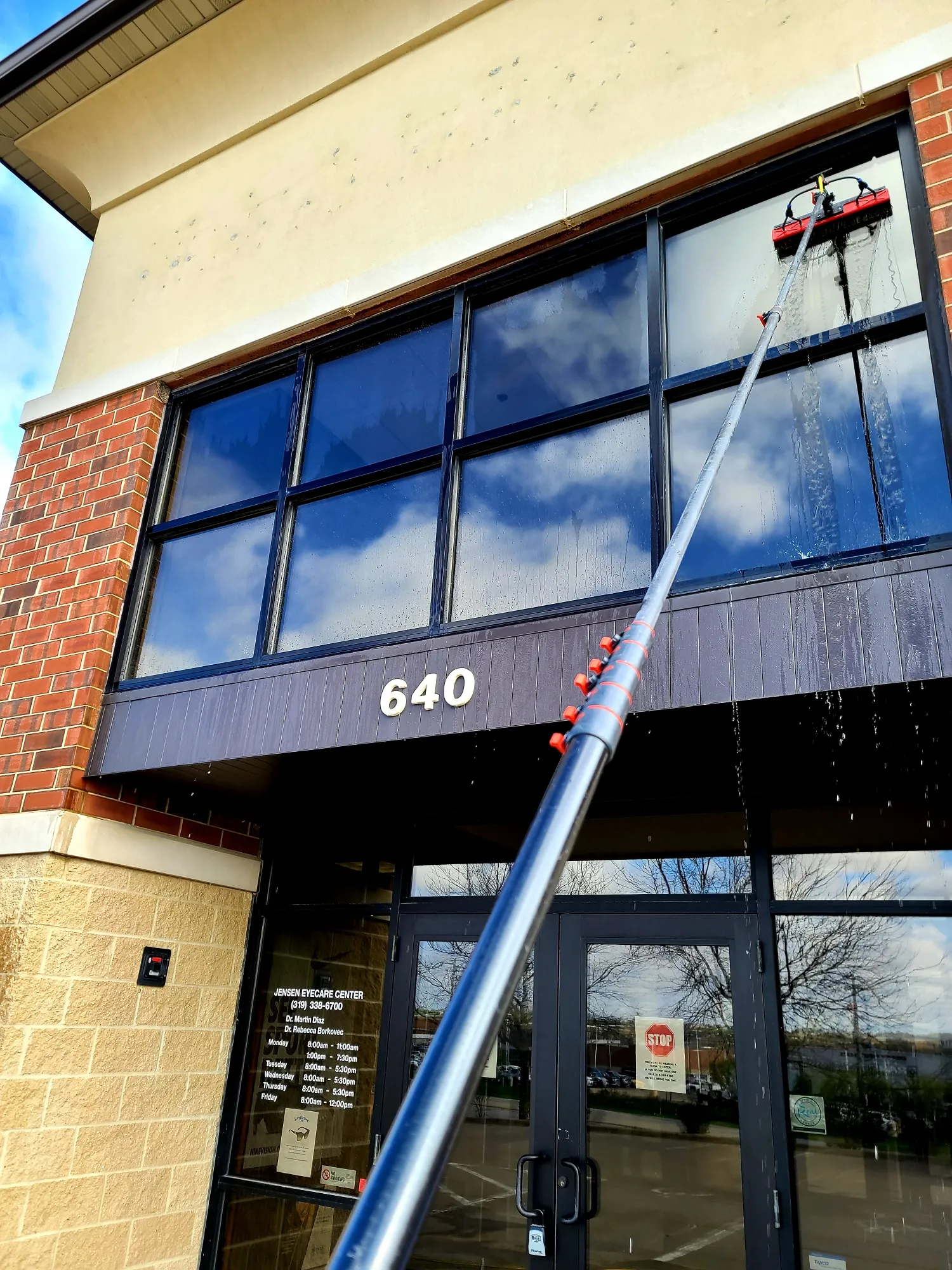 Commercial Window Cleaning for Paneless Window Cleaning LLC in Ainsworth, IA
