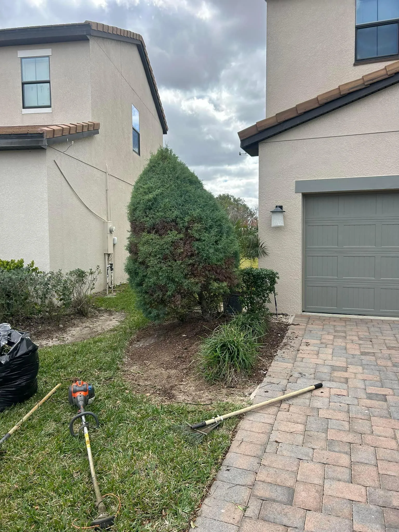 Fall and Spring Clean Up for Estrada All Pro Lawn Service in Auburndale, Florida