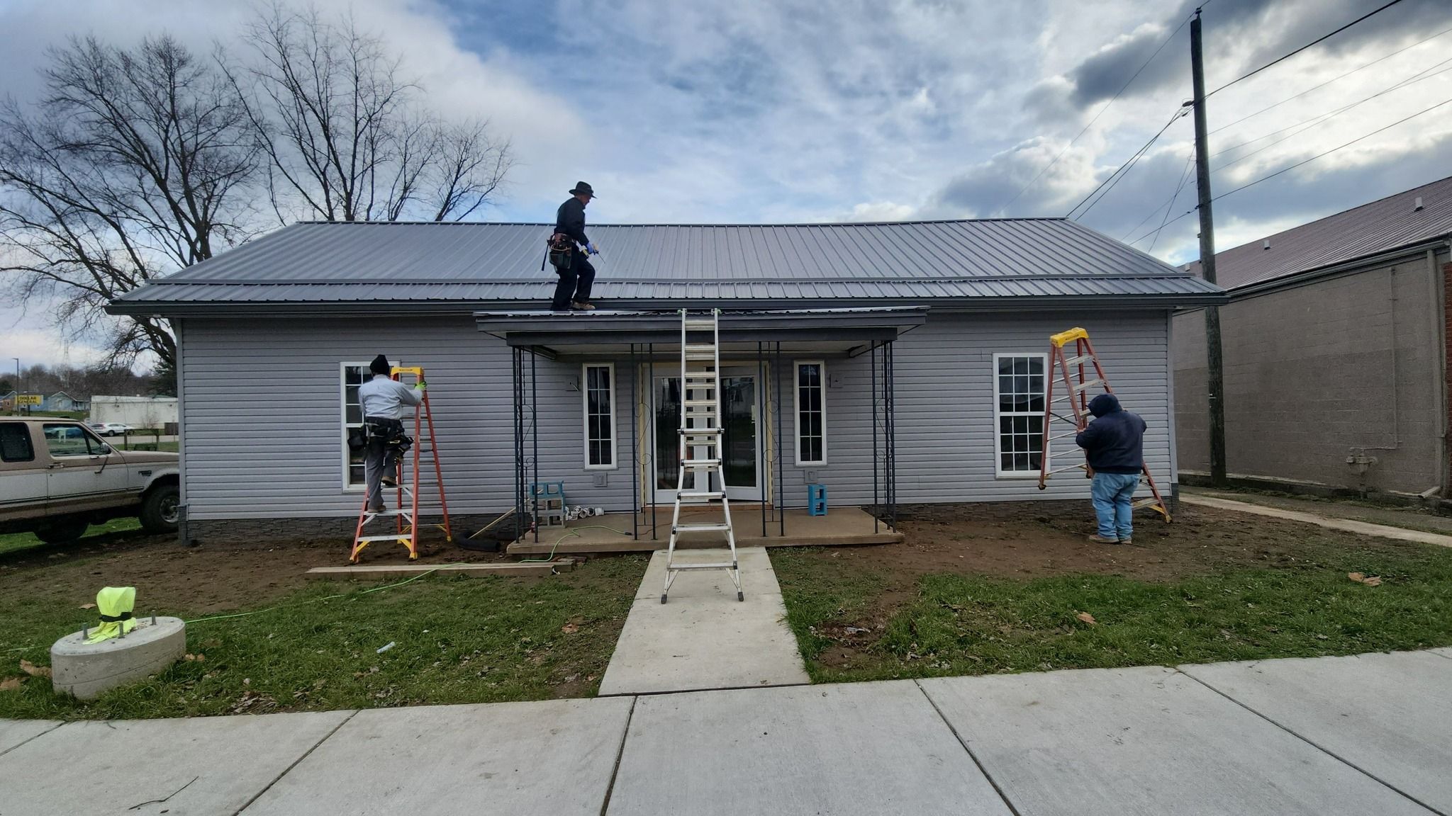 Roofing for Top Hand Roofing and Gutters in Pomeroy, OH