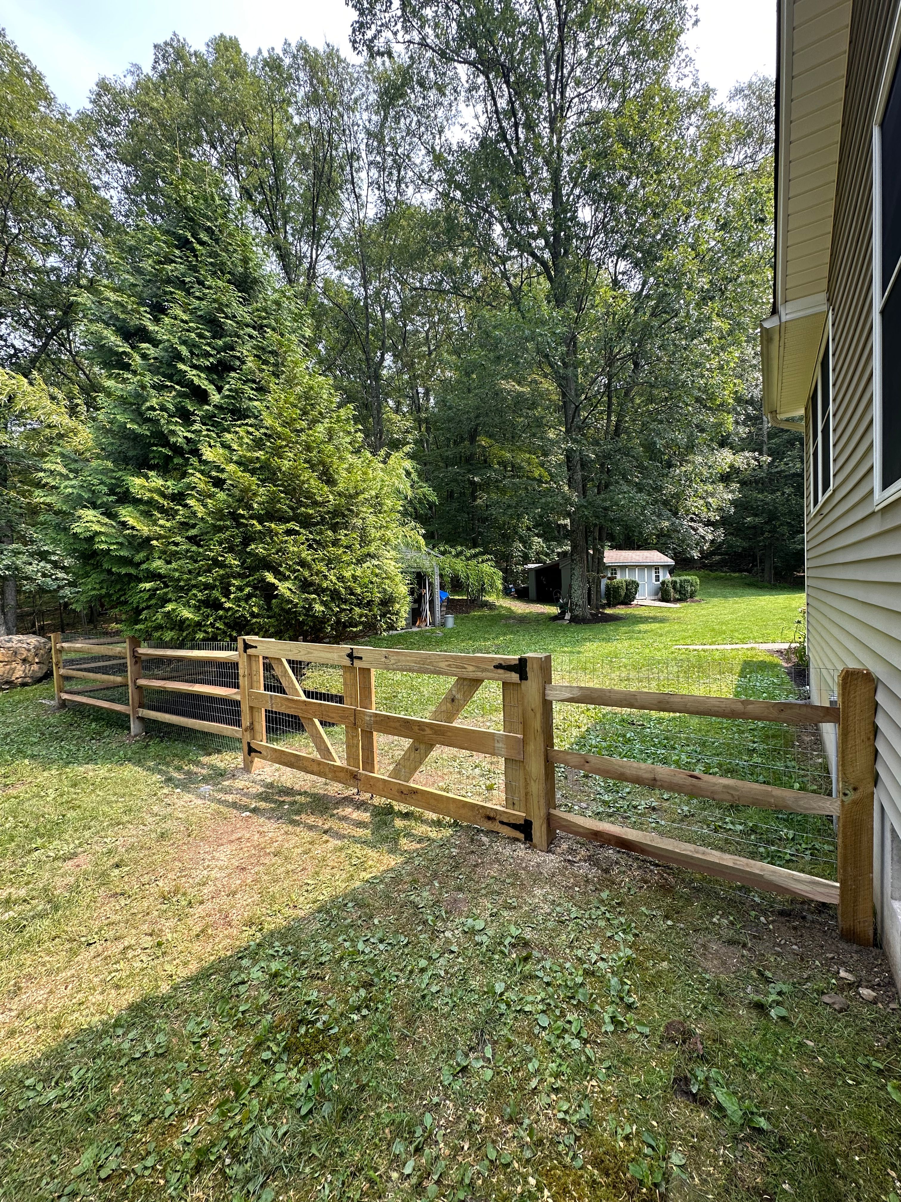 Wooden fence for Wantage Fence & Stonework, LLC in Wantage, New Jersey