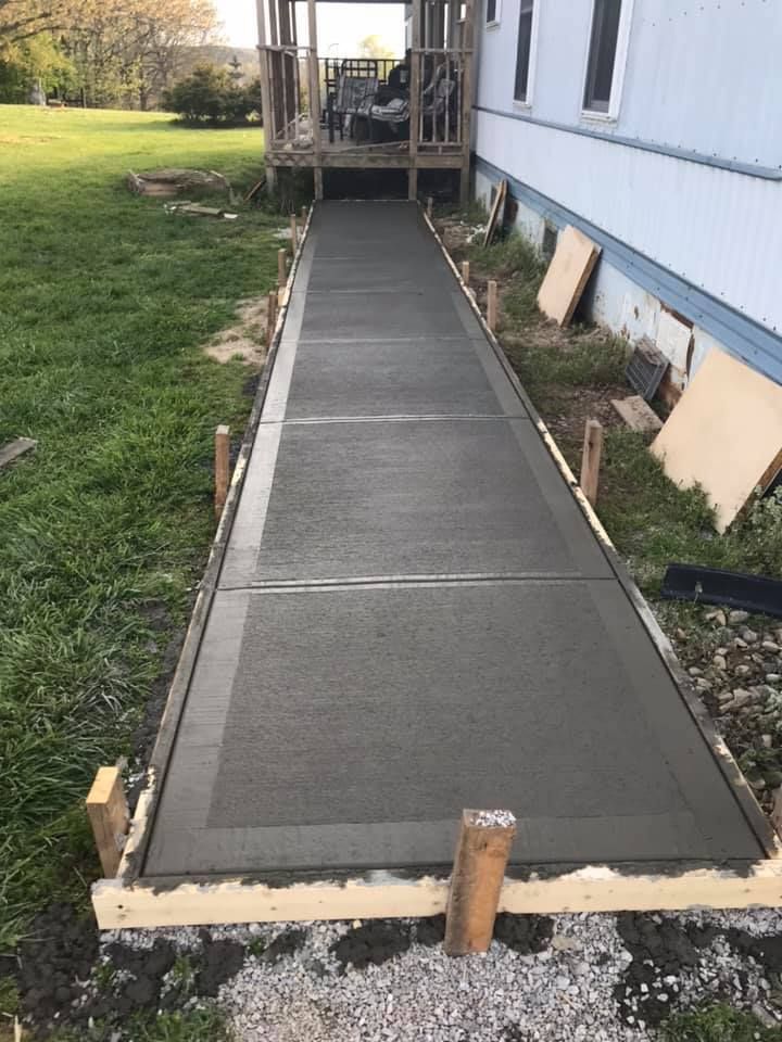 Concrete Sidewalks for Hellards Excavation and Concrete Services LLC in Mount Vernon, KY