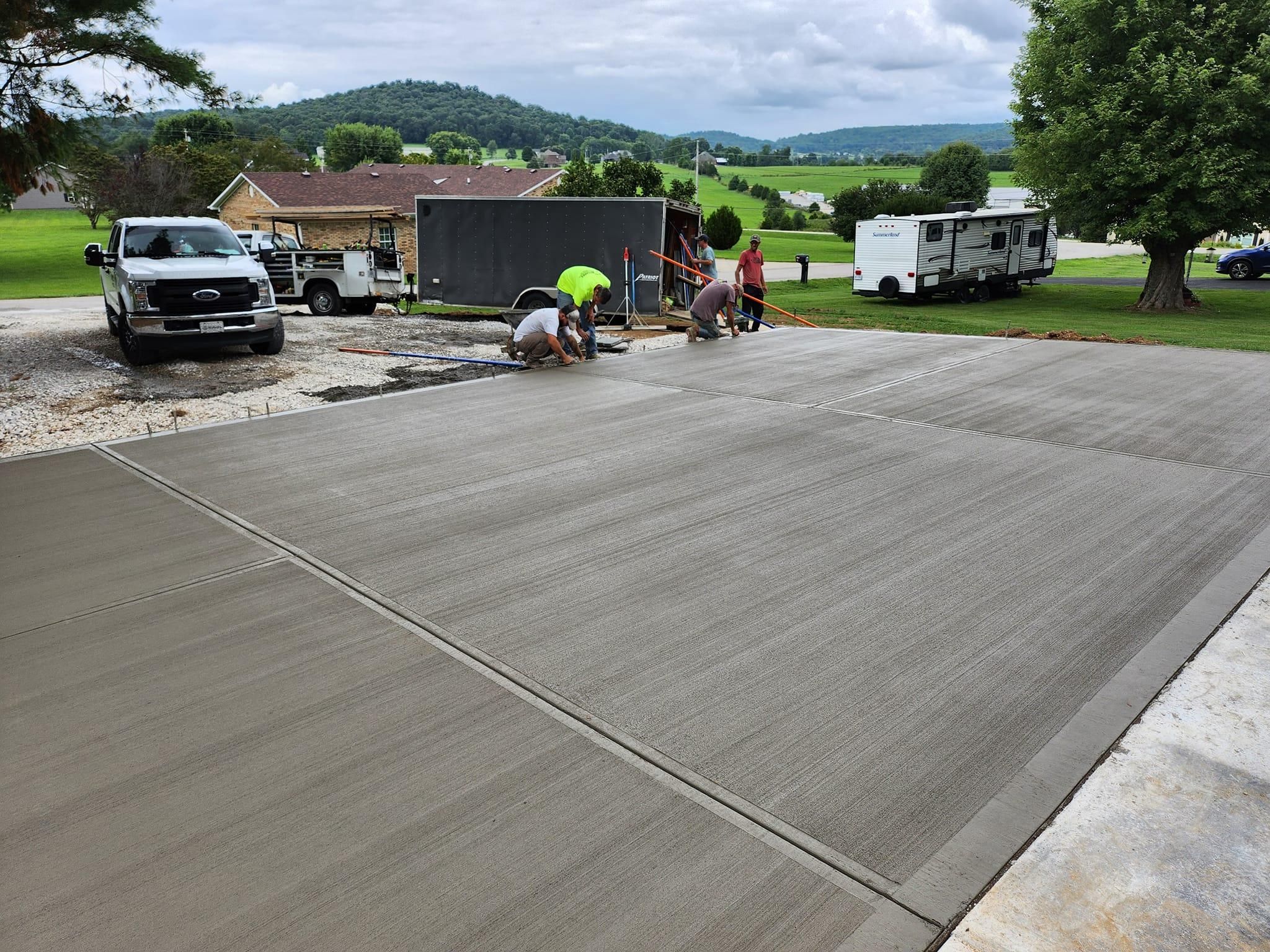 Concrete Driveways for Hellards Excavation and Concrete Services LLC in Mount Vernon, KY