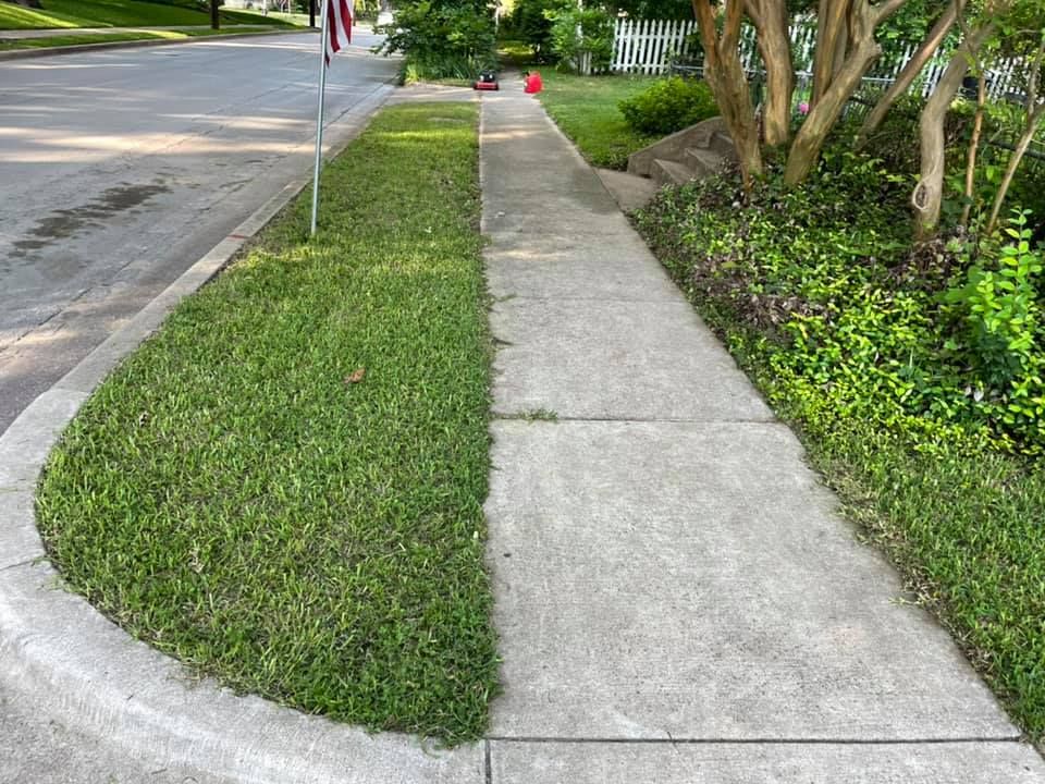 Landscaping for Juniors Lawn Service in Waxahachie, TX