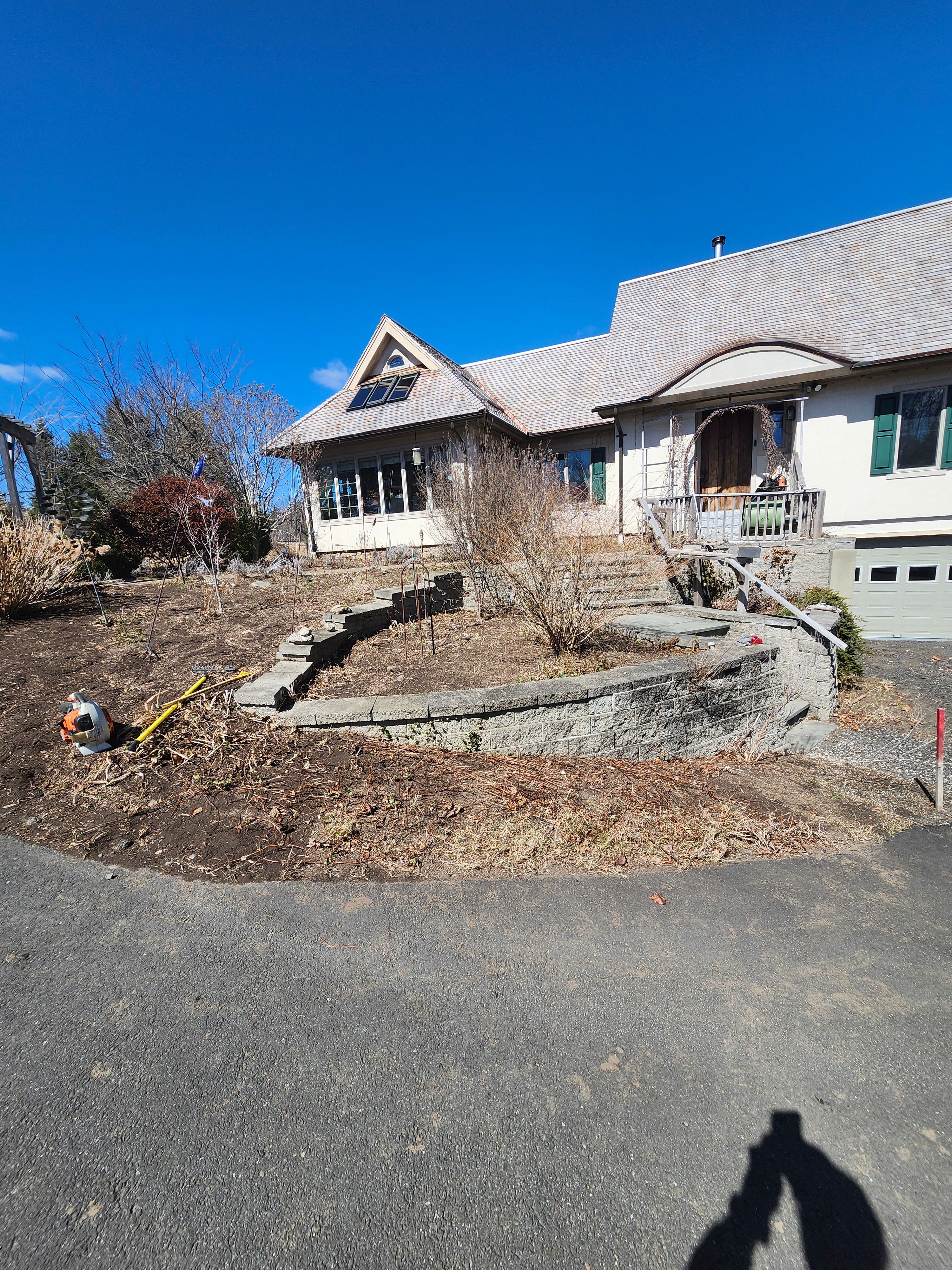 Muclhing & Weeding for Landscape Innovations LLC in Torrington, CT