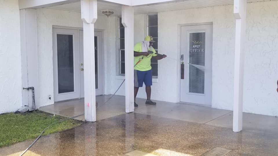 Pressure Washing & Softwashing for V Man Services LLC in Asbury Lake, FL