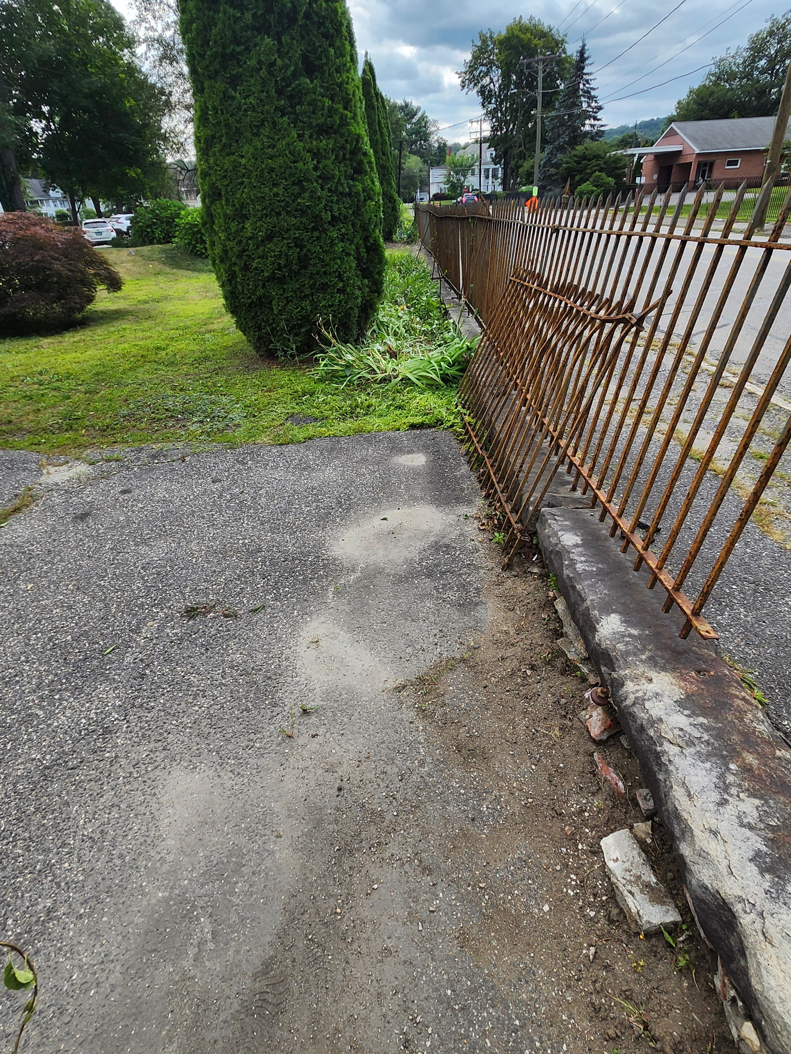 Muclhing & Weeding for Landscape Innovations LLC in Torrington, CT