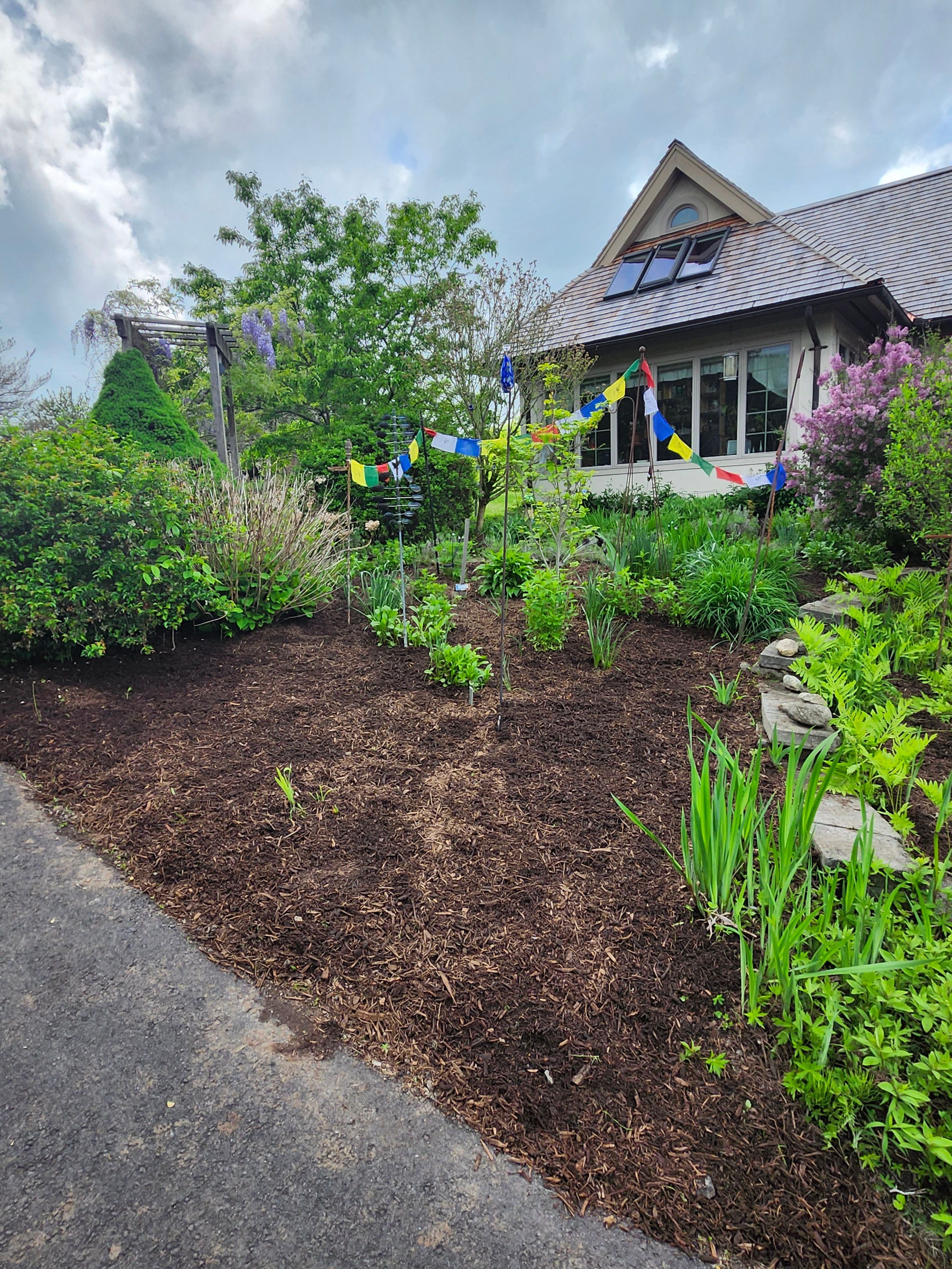Muclhing & Weeding for Landscape Innovations LLC in Torrington, CT