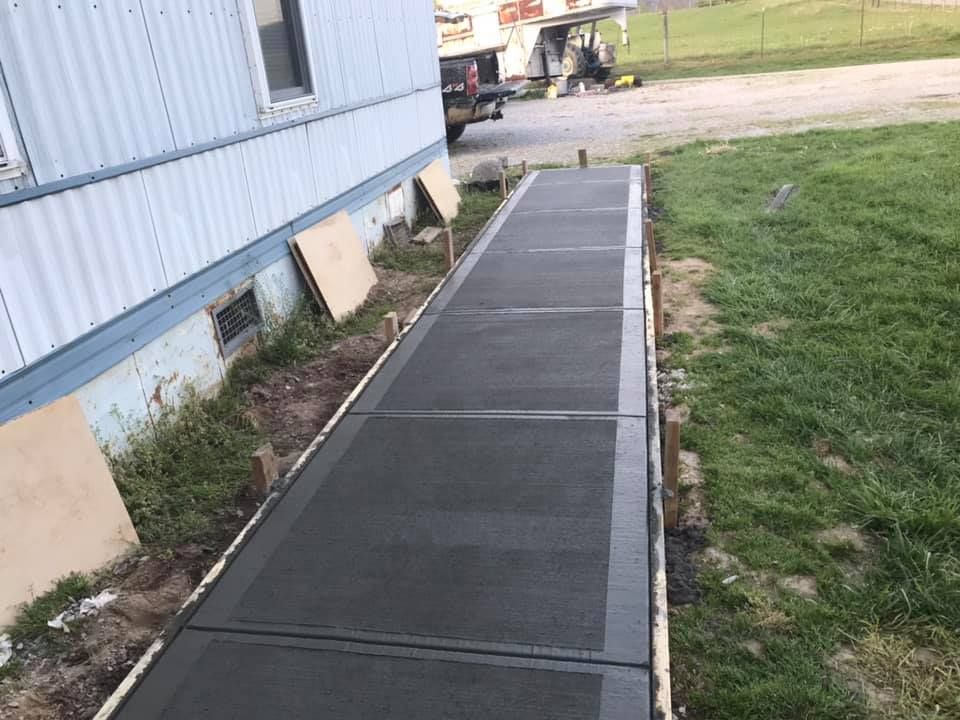 Concrete Driveways for Hellards Excavation and Concrete Services LLC in Mount Vernon, KY