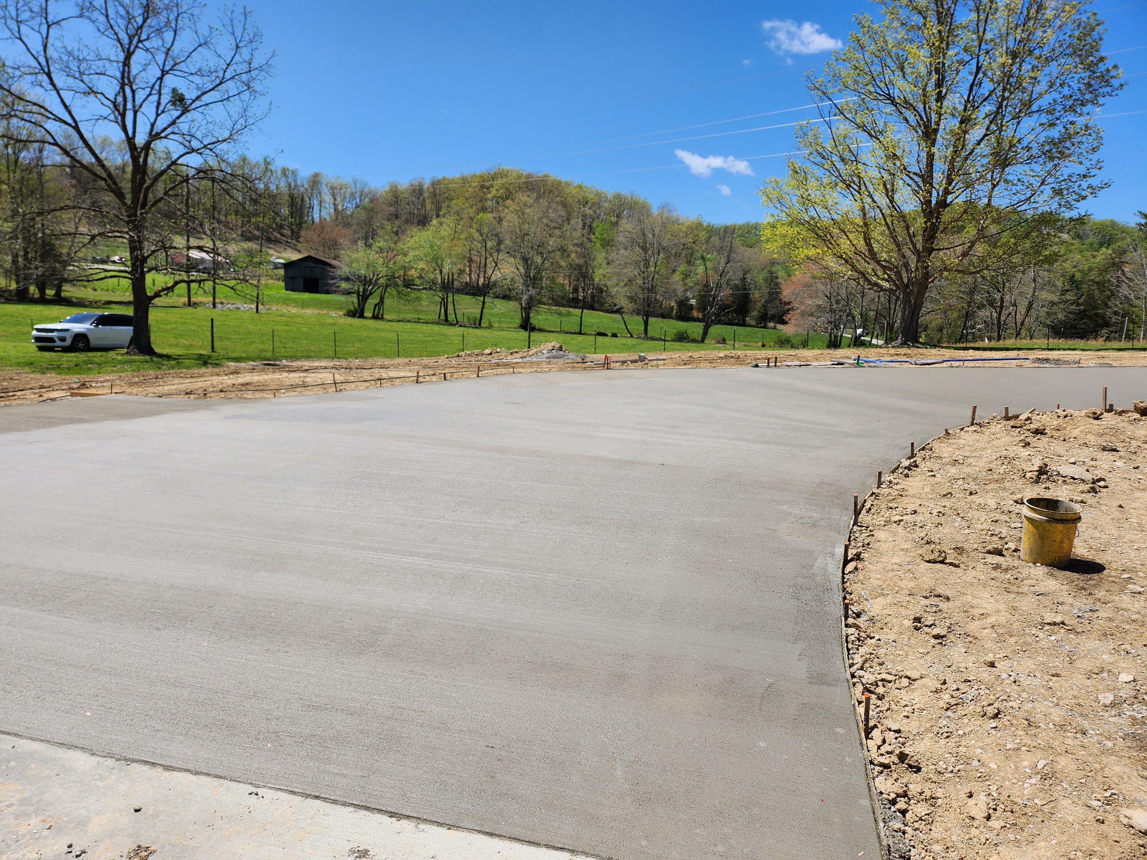 Concrete Driveways for Hellards Excavation and Concrete Services LLC in Mount Vernon, KY