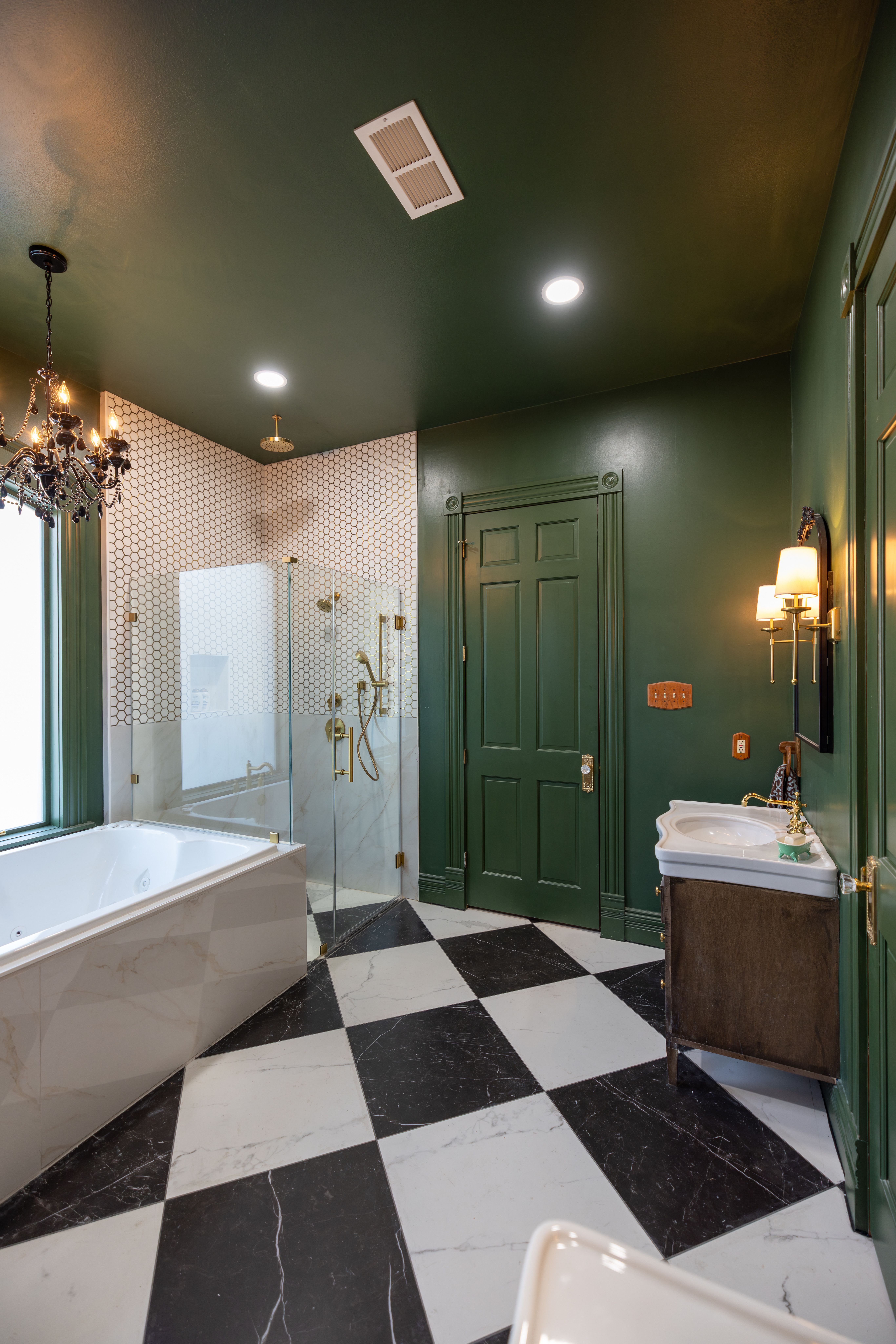  for Luxurious Construction LLC in Houston, TX