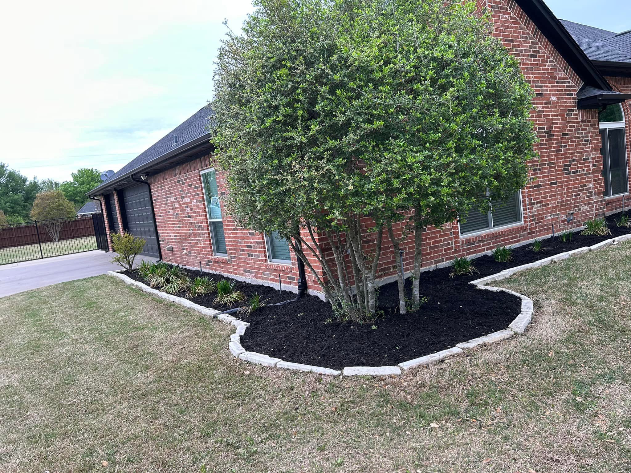 Landscaping for Juniors Lawn Service in Waxahachie, TX