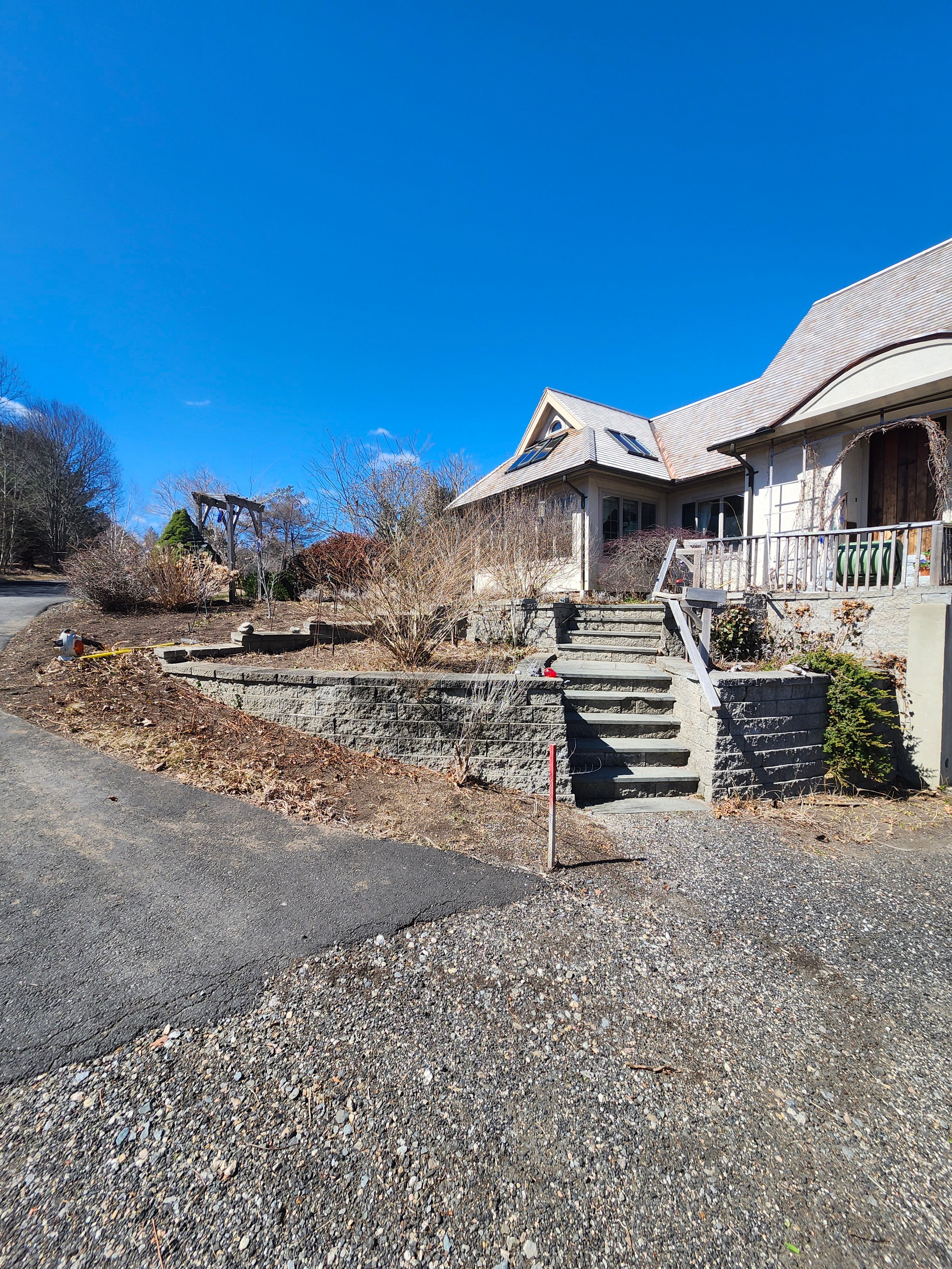 Muclhing & Weeding for Landscape Innovations LLC in Torrington, CT