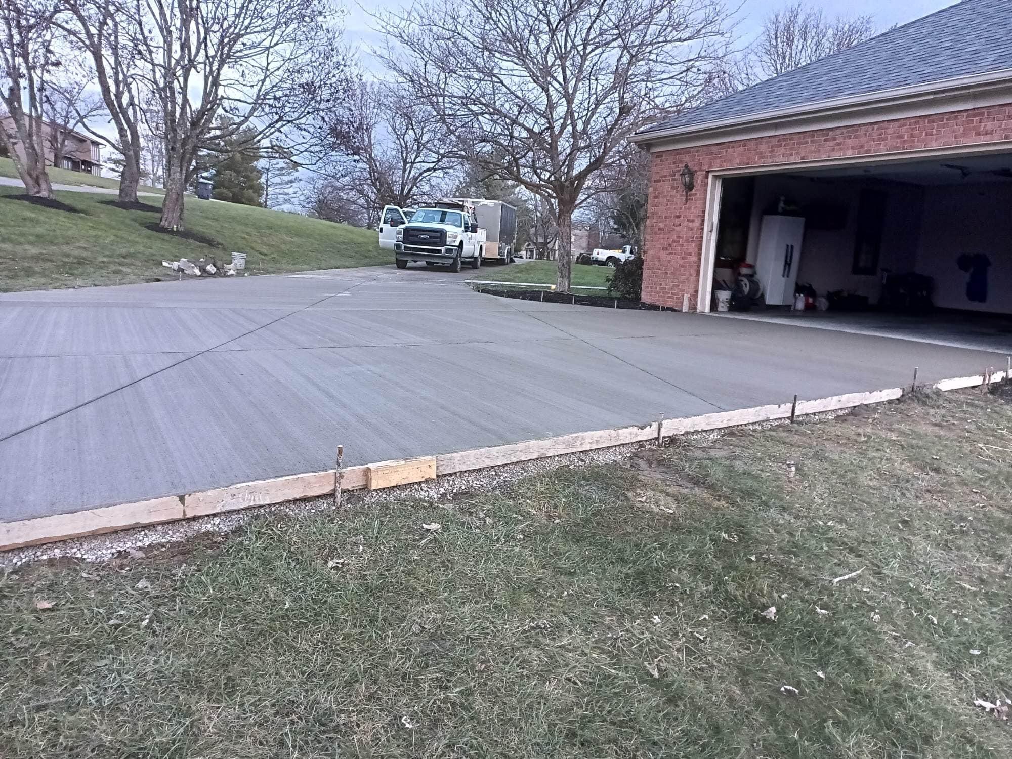 Concrete Driveways for Hellards Excavation and Concrete Services LLC in Mount Vernon, KY