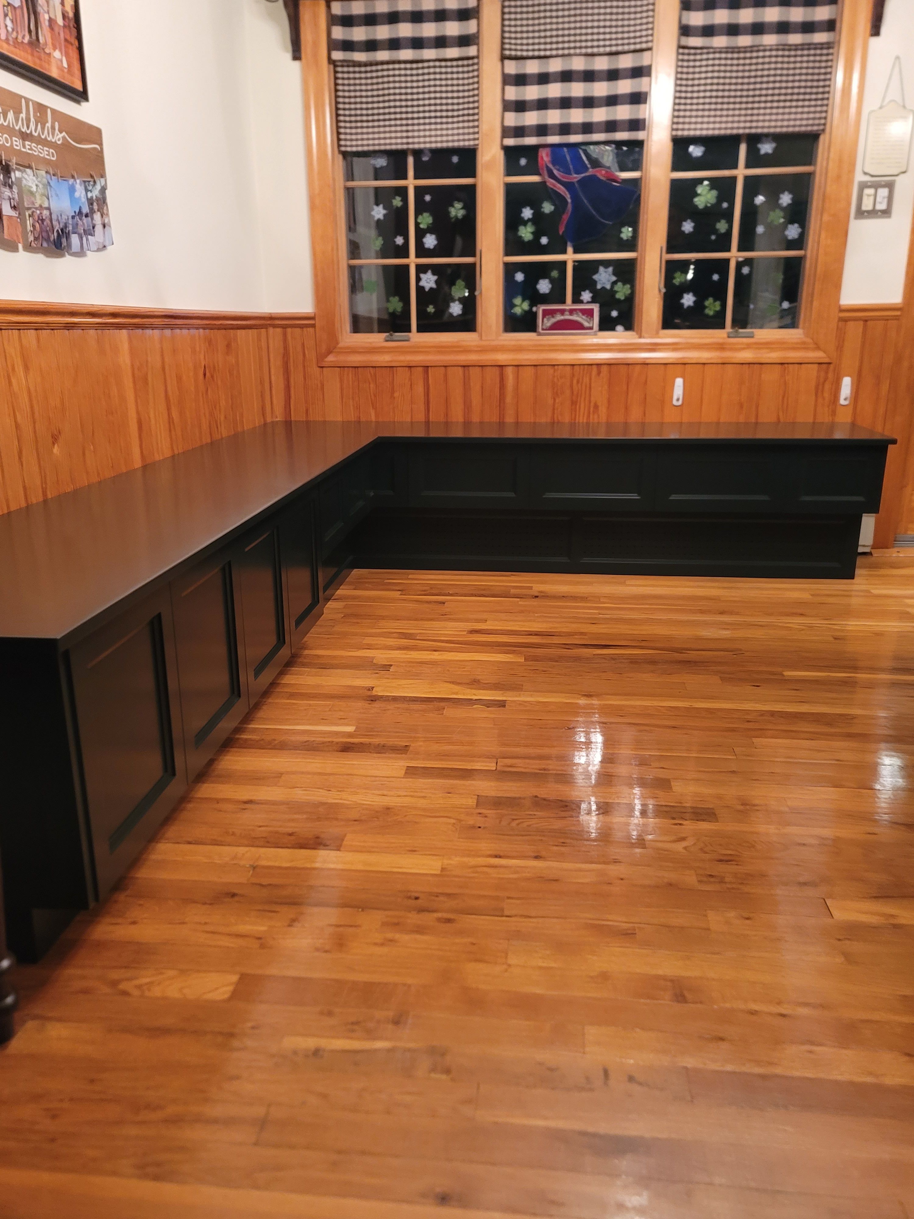 Custom-made bench for Prestigious Custom Cabinets  in Lindenhurst,  NY