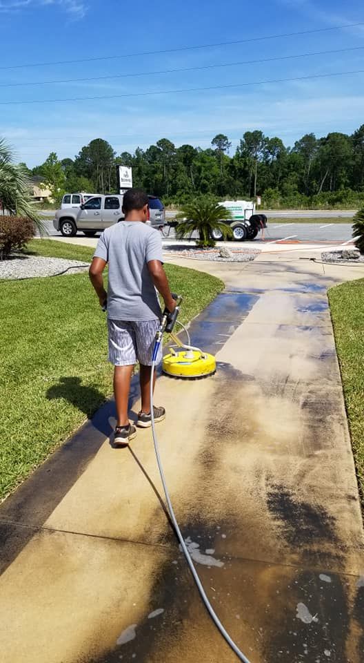 Pressure Washing & Softwashing for V Man Services LLC in Asbury Lake, FL