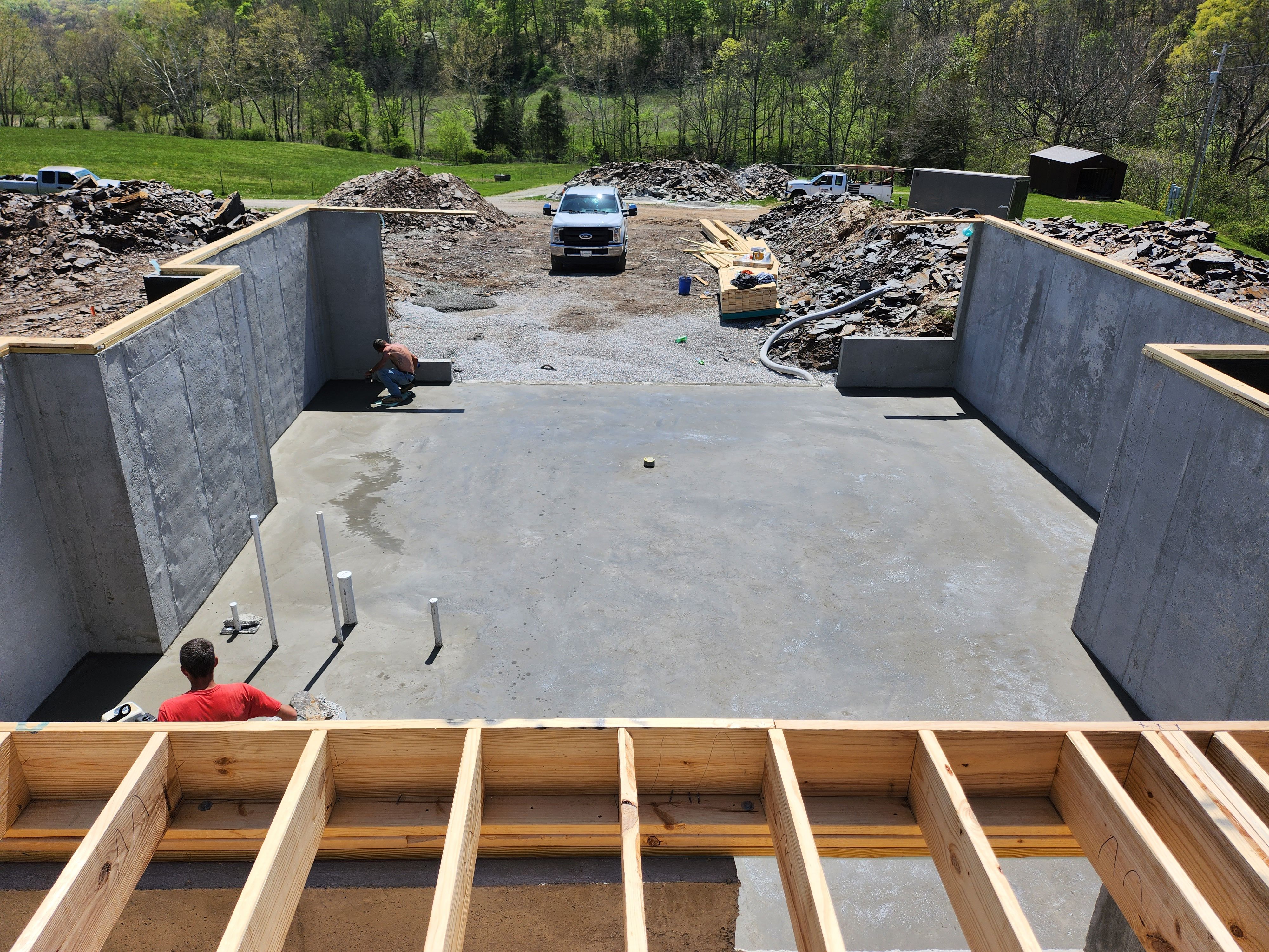 Concrete Driveways for Hellards Excavation and Concrete Services LLC in Mount Vernon, KY