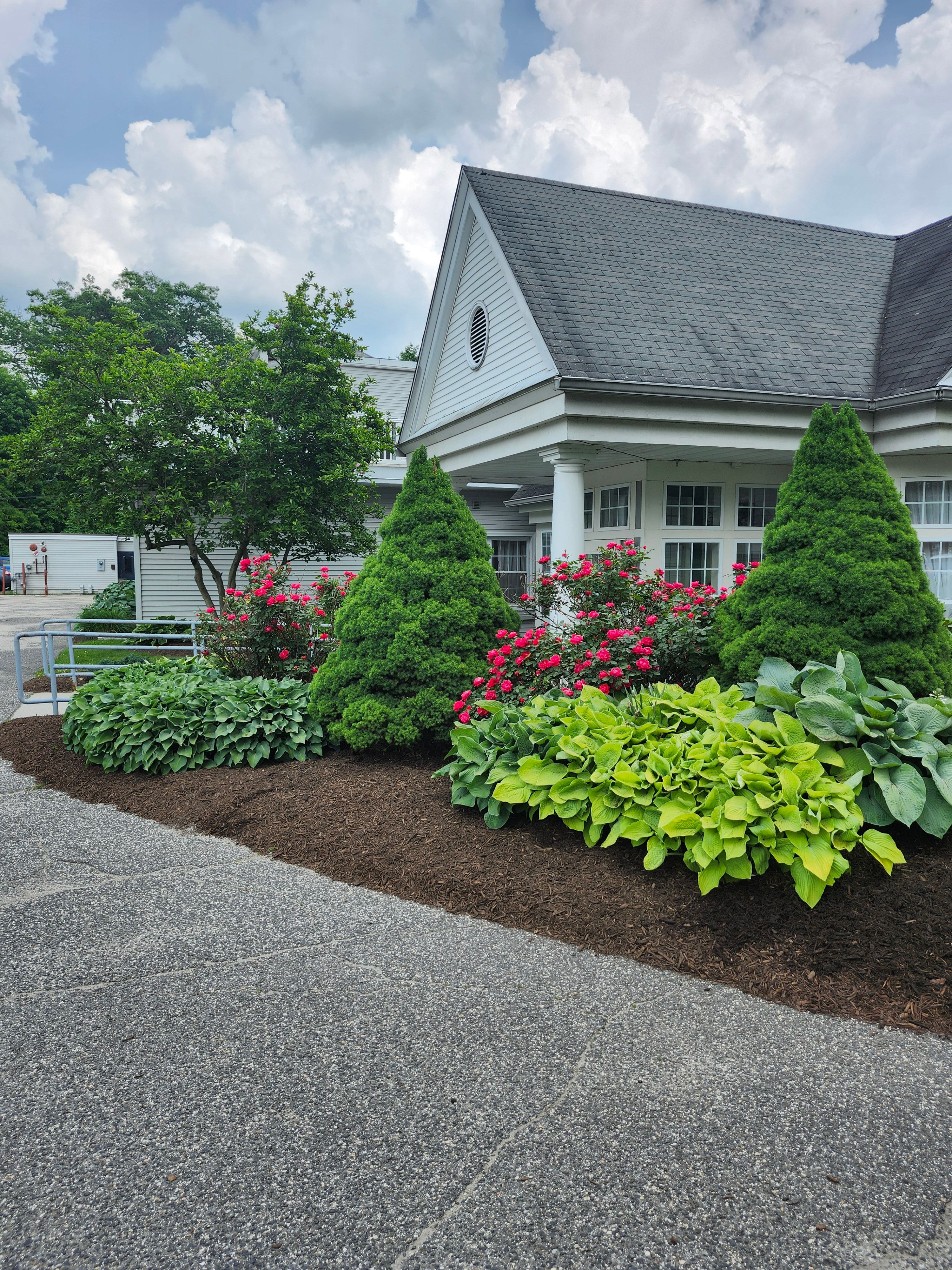 Muclhing & Weeding for Landscape Innovations LLC in Torrington, CT