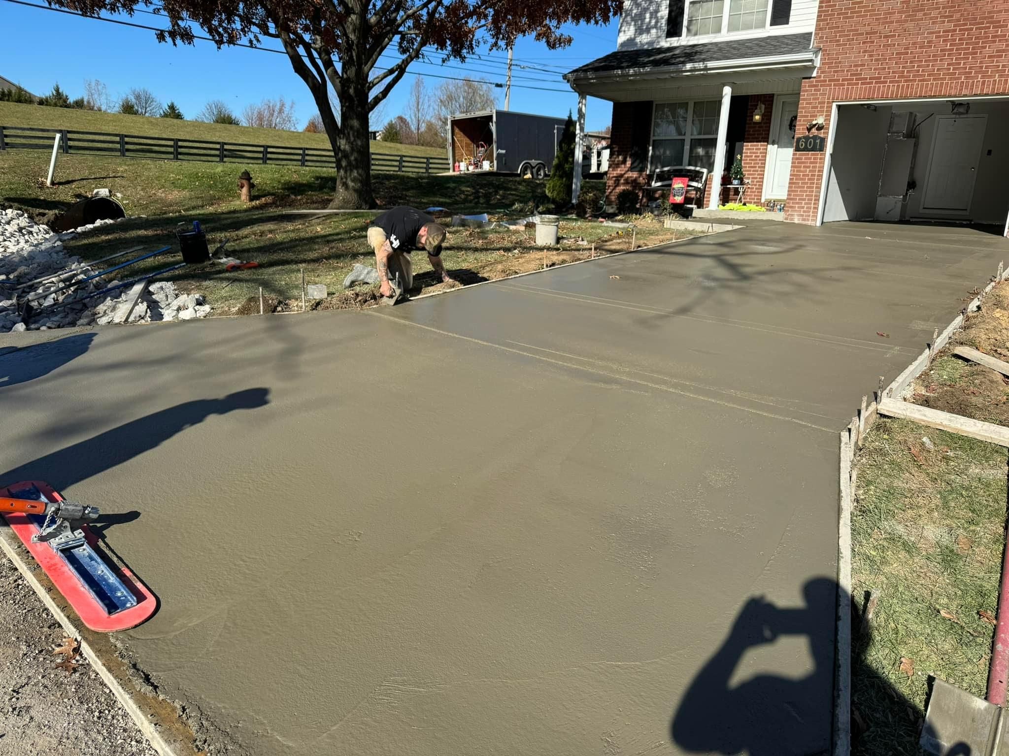 Concrete Driveways for Hellards Excavation and Concrete Services LLC in Mount Vernon, KY