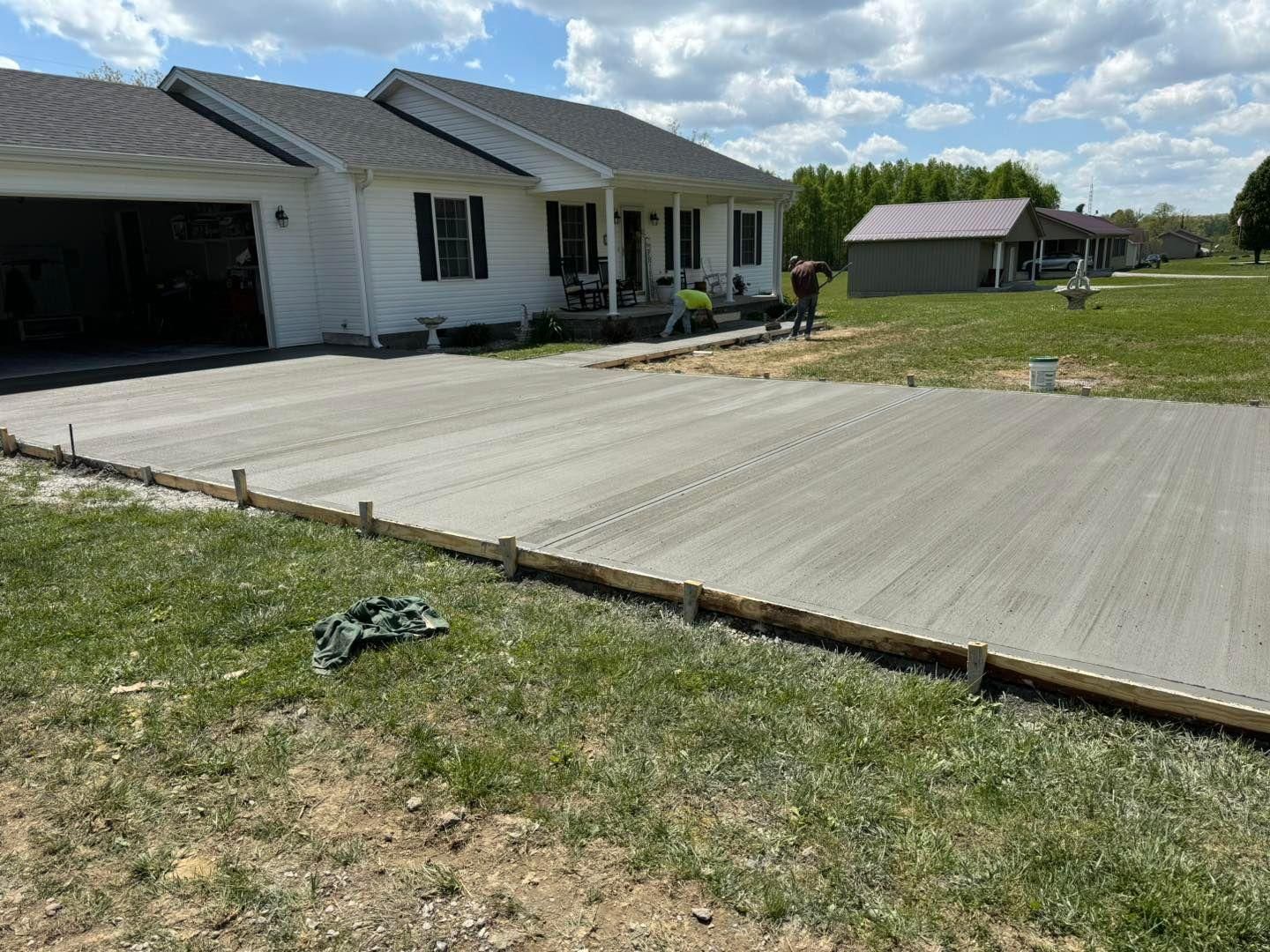 Concrete Driveways for Hellards Excavation and Concrete Services LLC in Mount Vernon, KY