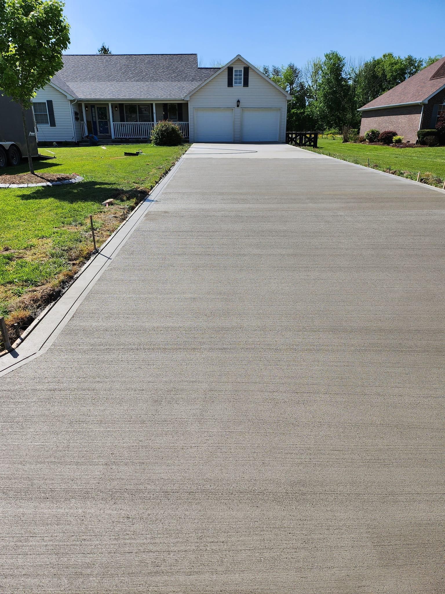 Concrete Driveways for Hellards Excavation and Concrete Services LLC in Mount Vernon, KY