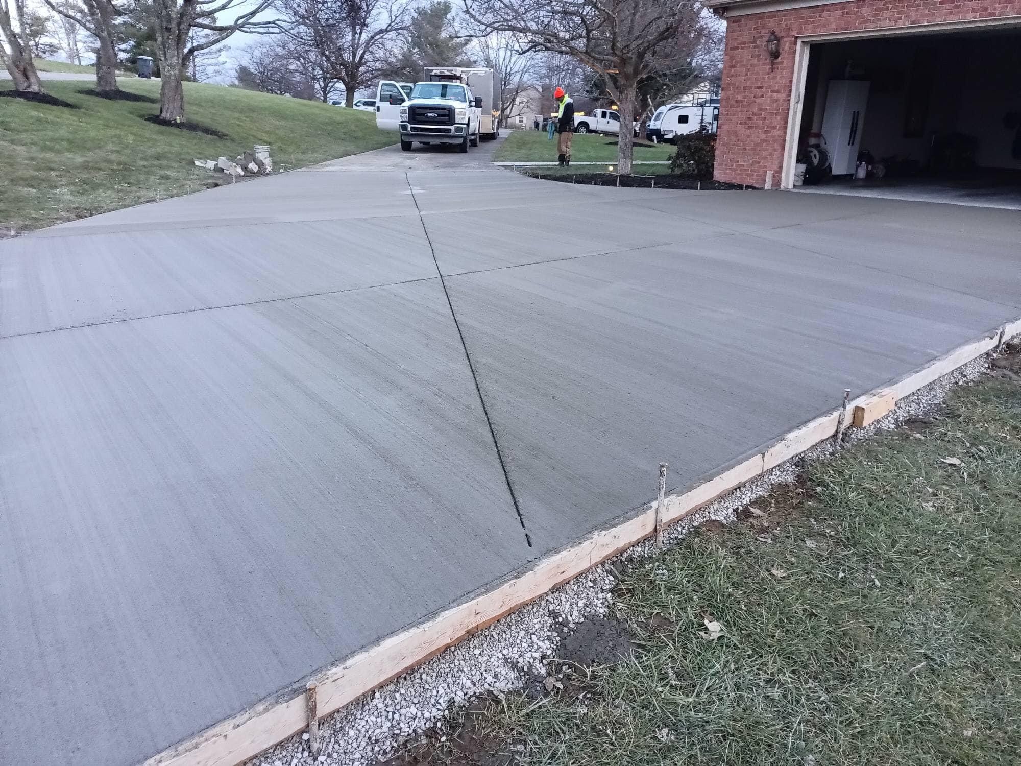 Concrete Driveways for Hellards Excavation and Concrete Services LLC in Mount Vernon, KY