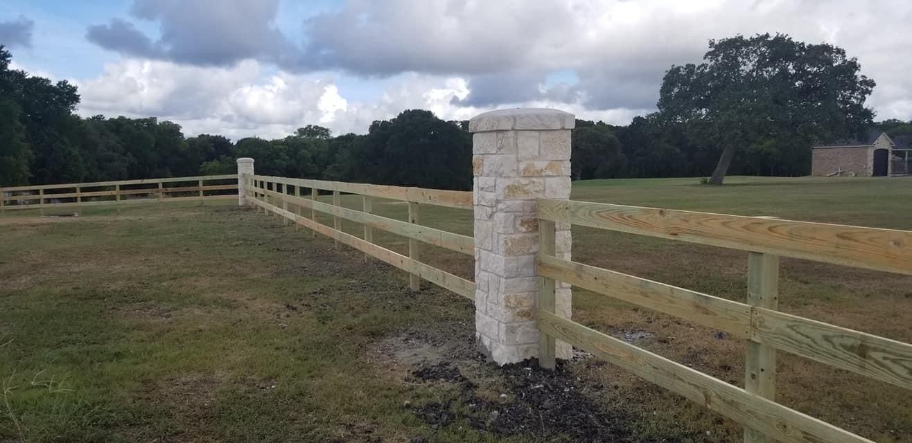 Privacy 3 Rail Fence for Pride Of Texas Fence Company in Brookshire, TX